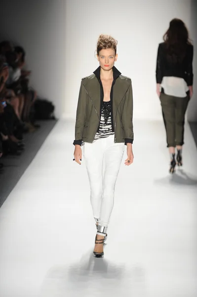 A model walks the runway at the Marissa Webb Spring 2014 fashion show — Stock Photo, Image