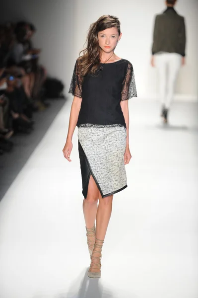 A modell sétál a kifutópályán a Marissa Webb tavaszi 2014 divatbemutató — Stock Fotó