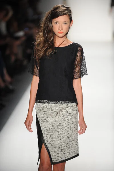 Una modelo camina por la pasarela en el desfile de moda Marissa Webb Spring 2014 —  Fotos de Stock