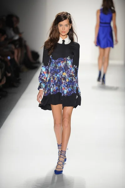 bir model marissa pist yürür webb bahar 2014 defile