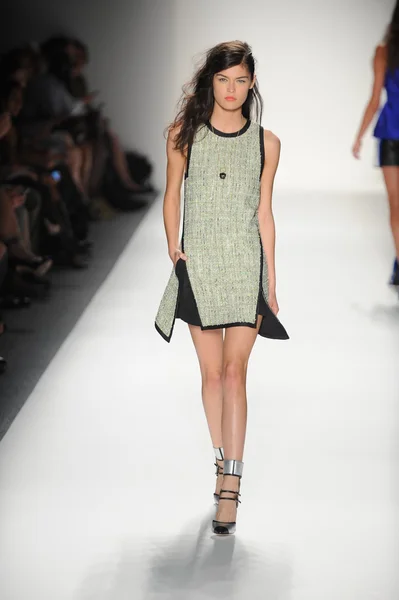 A model walks the runway at the Marissa Webb Spring 2014 fashion show — Stock Photo, Image