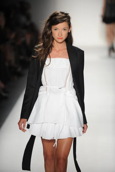 A model walks the runway at the Marissa Webb Spring 2014 fashion show — Stock Photo, Image