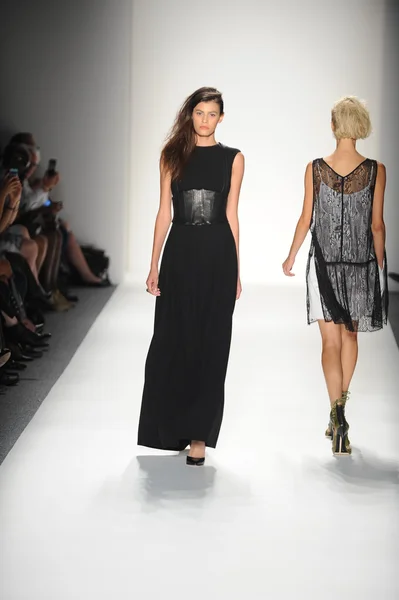 Bir model marissa pist yürür webb bahar 2014 defile — Stok fotoğraf