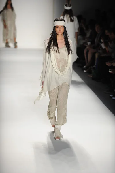 A model walks the runway at the Nicholas K show — Stock Photo, Image