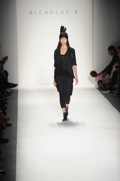 A model walks the runway at the Nicholas K show — Stock Photo, Image