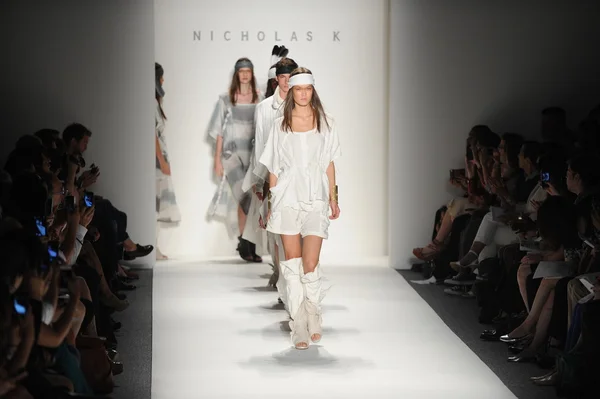 Modelos a pie el final de pista en el Nicholas K show —  Fotos de Stock