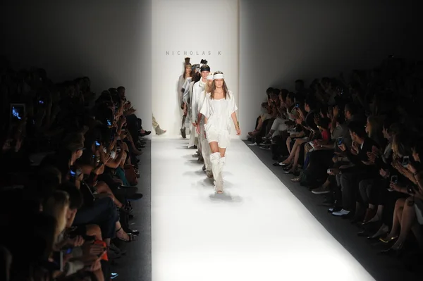 Models laufen bei der Nikolas-K-Show über den Laufsteg — Stockfoto