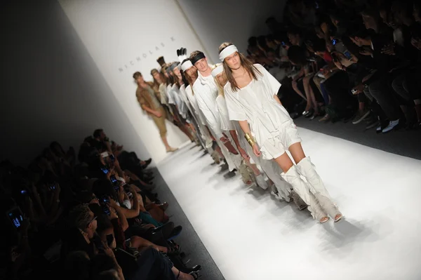 Models walk the runway finale at the Nicholas K show — Stock Photo, Image