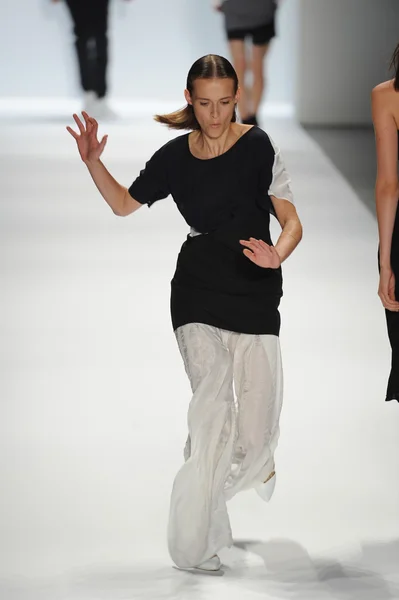 A model walks the runway at the Richard Chai — Stock Photo, Image