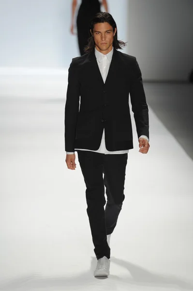 A model walks the runway at the Richard Chai — Stock Photo, Image