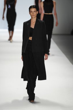 bir model richard chai pist yürür