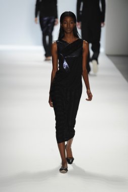 bir model richard chai pist yürür