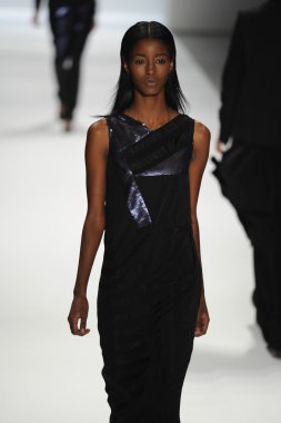 bir model richard chai pist yürür