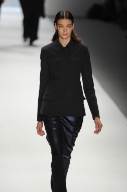 bir model richard chai pist yürür