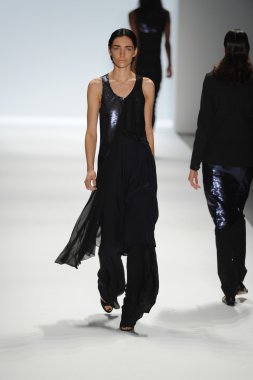 bir model richard chai pist yürür