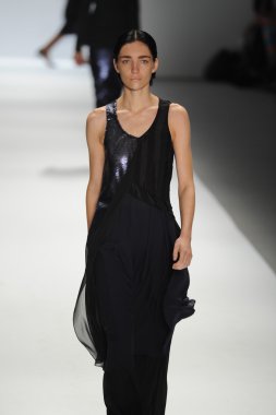 bir model richard chai pist yürür