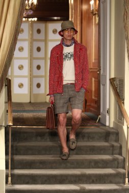 michael bastian defile pist model yürür
