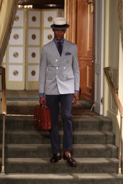 michael bastian defile pist model yürür