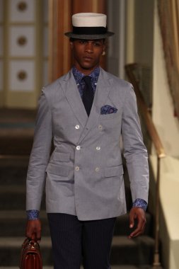 michael bastian defile pist model yürür