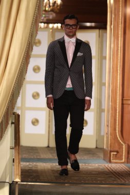 michael bastian defile pist model yürür