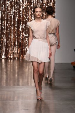 model tocca defile pist yürür