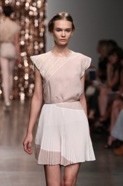 model tocca defile pist yürür