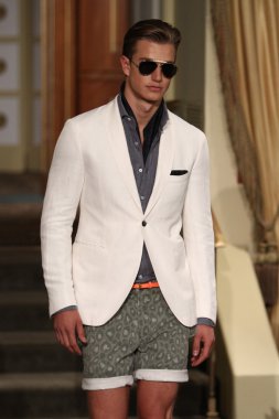 michael bastian defile pist model yürür