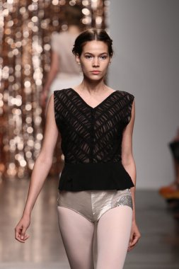 model tocca defile pist yürür