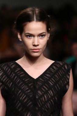 model tocca defile pist yürür