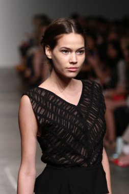 model tocca defile pist yürür