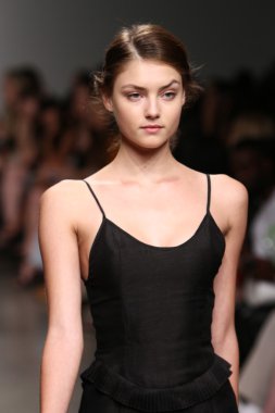 model tocca defile pist yürür