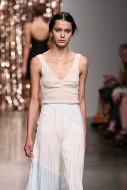 model tocca defile pist yürür