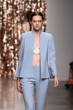 model tocca defile pist yürür