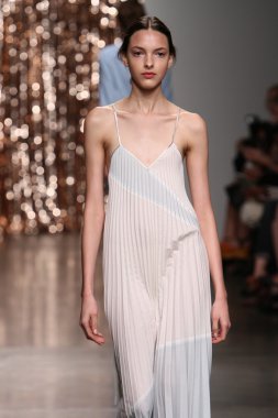 model tocca defile pist yürür