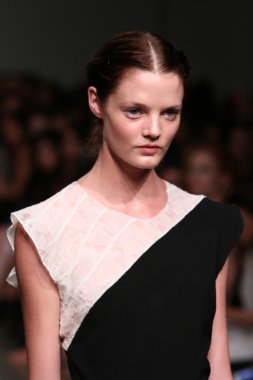 model tocca defile pist yürür