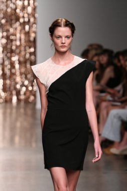 model tocca defile pist yürür