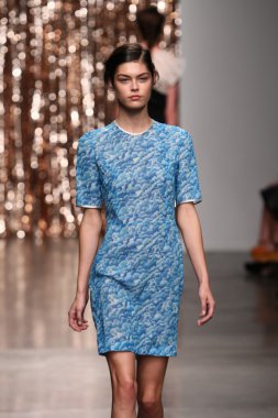 model tocca defile pist yürür