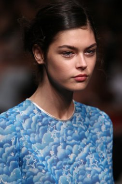 model tocca defile pist yürür