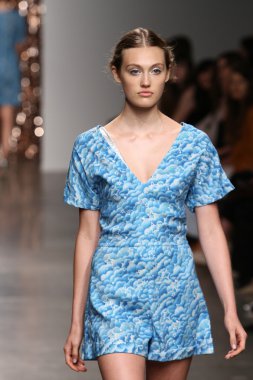 model tocca defile pist yürür