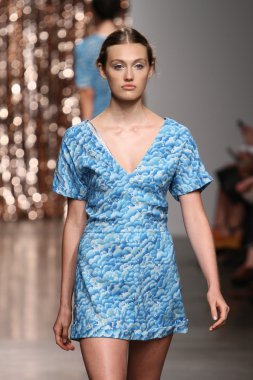 model tocca defile pist yürür