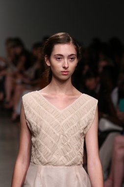 model tocca defile pist yürür