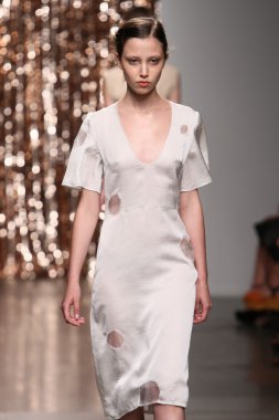 model tocca defile pist yürür