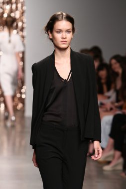 model tocca defile pist yürür