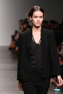 model tocca defile pist yürür