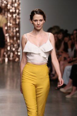 model tocca defile pist yürür