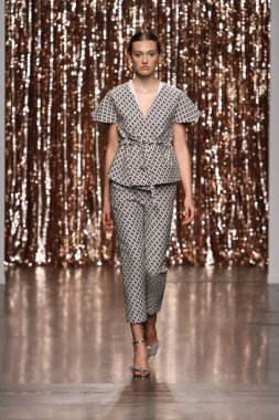 model tocca defile pist yürür