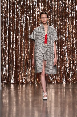 model tocca defile pist yürür