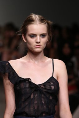 model tocca defile pist yürür