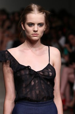 model tocca defile pist yürür