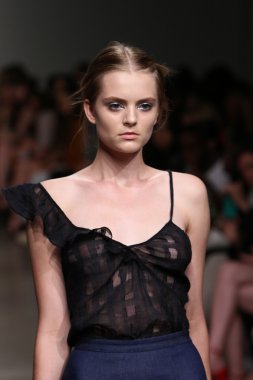 model tocca defile pist yürür